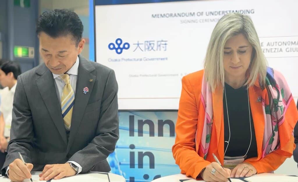 L'assessore Cristina Amirante con Katsuhiro Higashiguchi, direttore generale del Dipartimento Commercio, Industria e Lavoro della Prefettura di Osaka durante la firma del memorandum