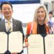 L'assessore Cristina Amirante con Katsuhiro Higashiguchi e il memorandum firmato