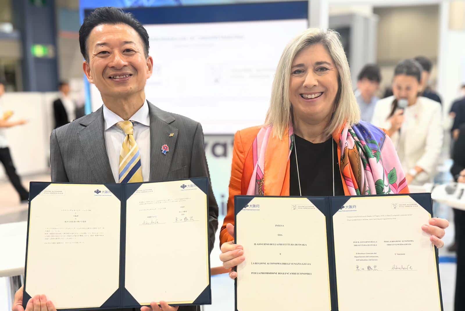 L'assessore Cristina Amirante con Katsuhiro Higashiguchi e il memorandum firmato