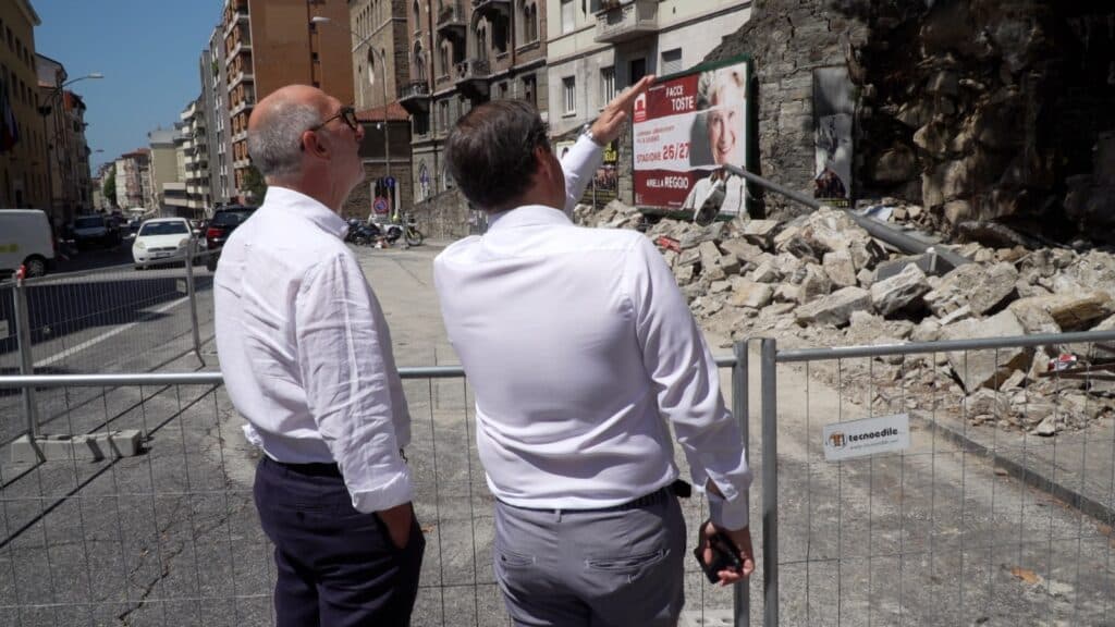 L'assessore Riccardi (a sinistra) in sopralluogo oggi in via Giulia a Trieste