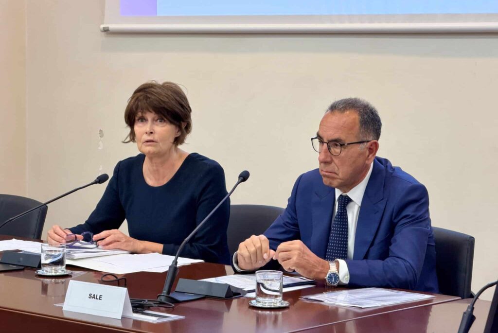 L'assessore regionale Alessia Rosolen illustra il protocollo Regione-Fincantieri con Luciano Sale, direttore Human Resources and Real Estate del gruppo