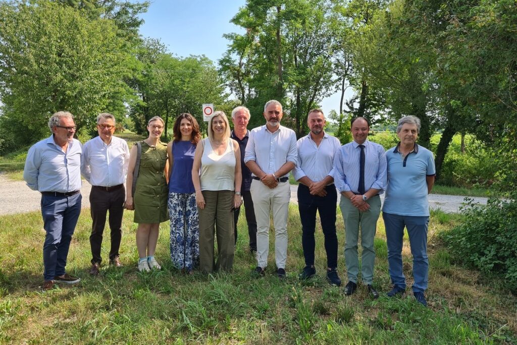 L'assessore regionale Cristina Amirante con i vertici e i tecnici della società Lta e i sindaci dei Comuni attraversati dalla ciclovia in corso di realizzazione
