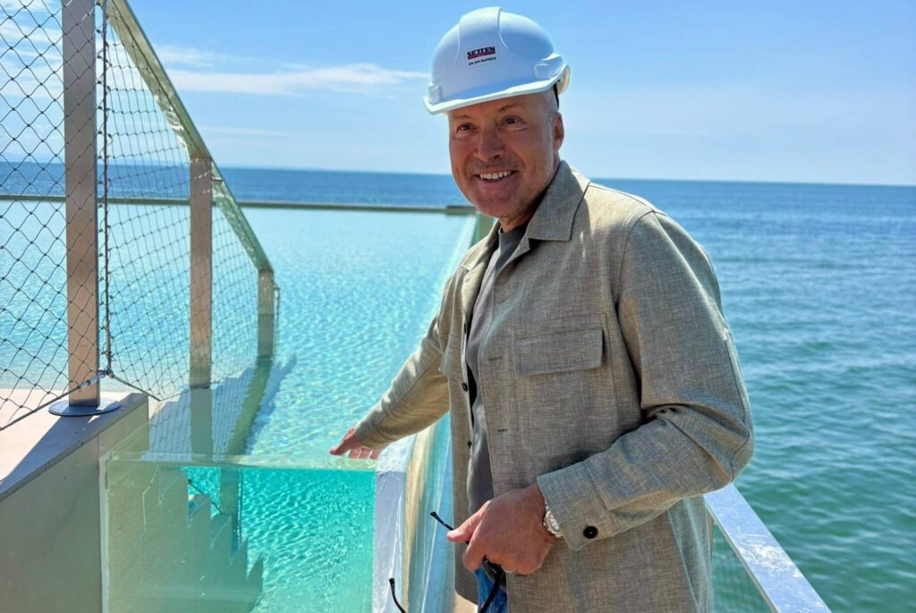 L'assessore Sergio Emidio Bini alla piscina a sfioro nella Terrazza a Mare di Lignano Sabbiadoro