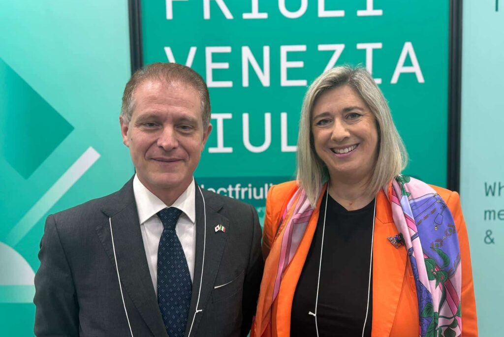 L'assessore regionale alle Infrastrutture e territorio Cristina Amirante con Giuliano Cola, console vicario d’Italia a Osaka