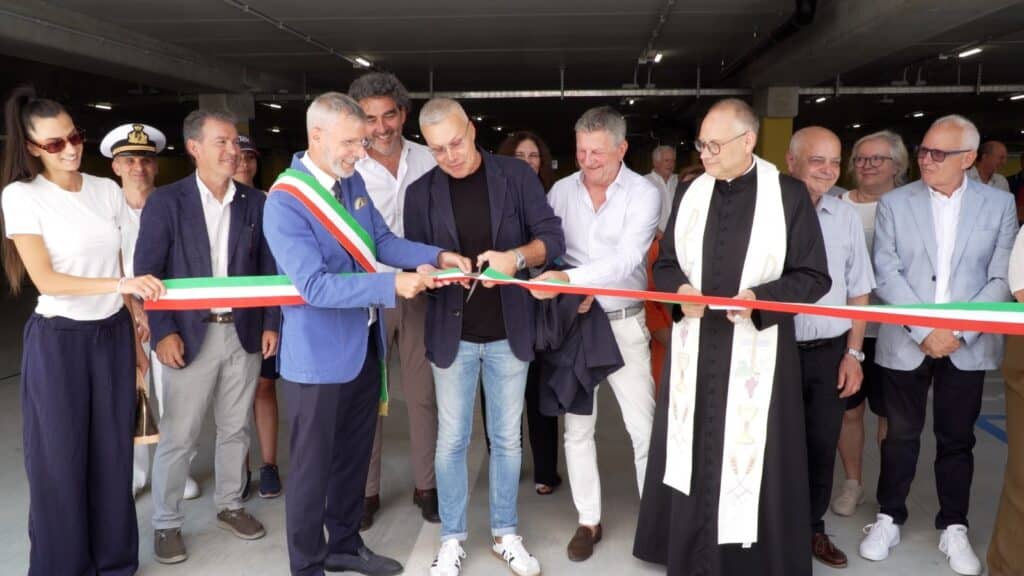 Taglio del nastro del secondo piano di parcheggi a Grado, alla presenza dell'assessore regionale Sergio Emidio Bini