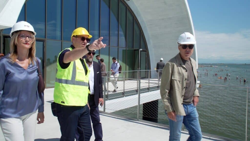 Il sopralluogo ai lavori della Terrazza a Mare da parte dell'assessore Bini con il sindaco di Lignano Laura Giorgi e il Rup Massimo Giordano