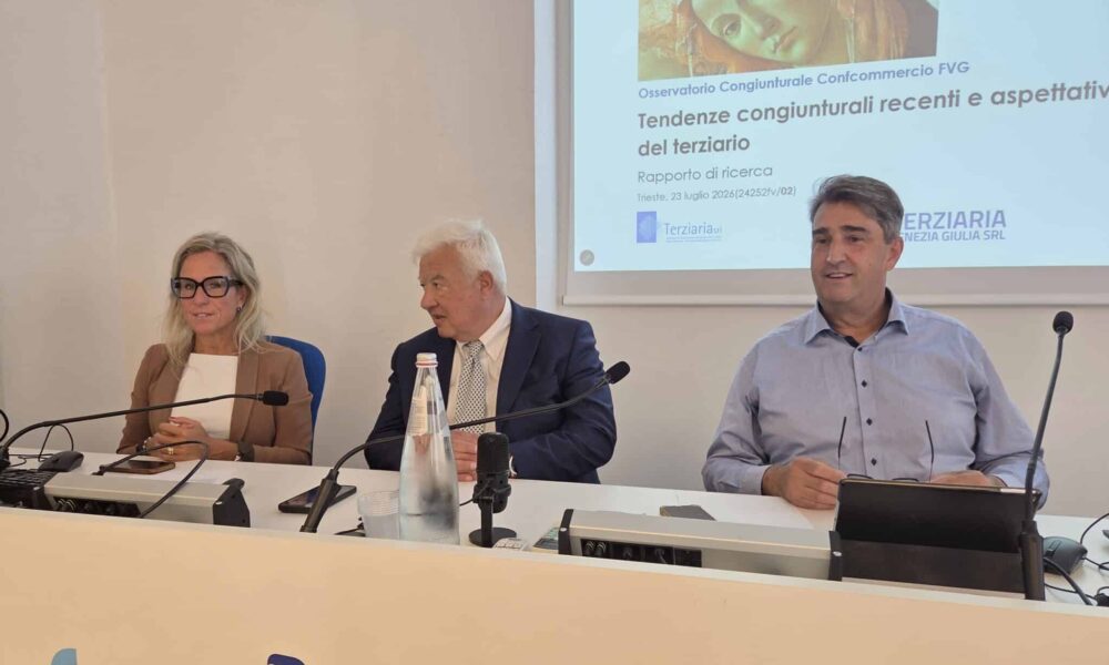 Da sx Patrizia Verde, direttrice Confcommercio Fvg, Pierluigi Ascani, direttore scientifico Format Research, Gianluca Madriz, presidente Confcommercio Fvg