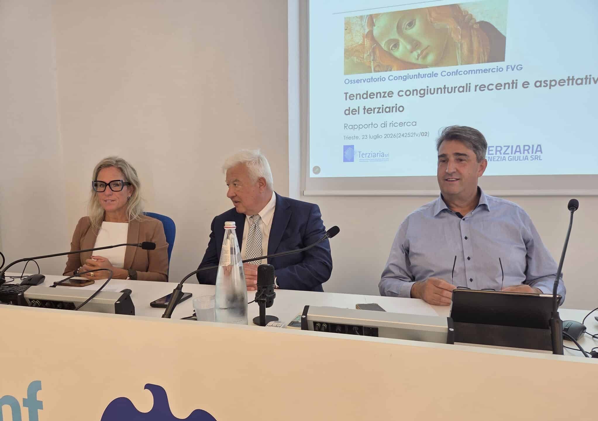 Da sx Patrizia Verde, direttrice Confcommercio Fvg, Pierluigi Ascani, direttore scientifico Format Research, Gianluca Madriz, presidente Confcommercio Fvg