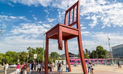 Broken Chair in Place des Nations a Ginevra, celebre statua della pace e simbolo della lotta contro le mine antiuomo