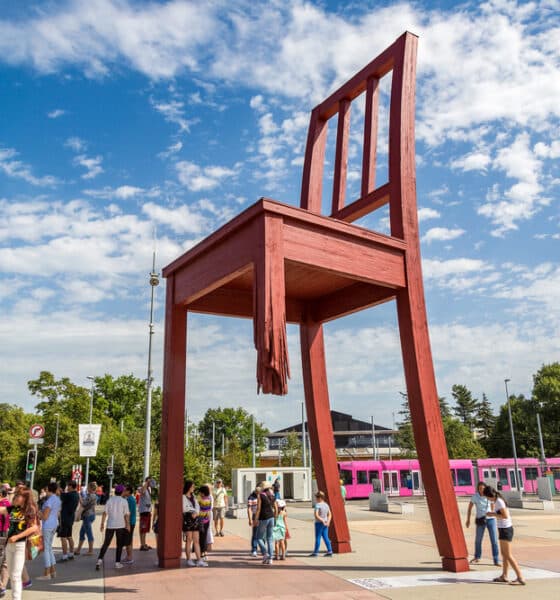 Broken Chair in Place des Nations a Ginevra, celebre statua della pace e simbolo della lotta contro le mine antiuomo