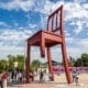 Broken Chair in Place des Nations a Ginevra, celebre statua della pace e simbolo della lotta contro le mine antiuomo