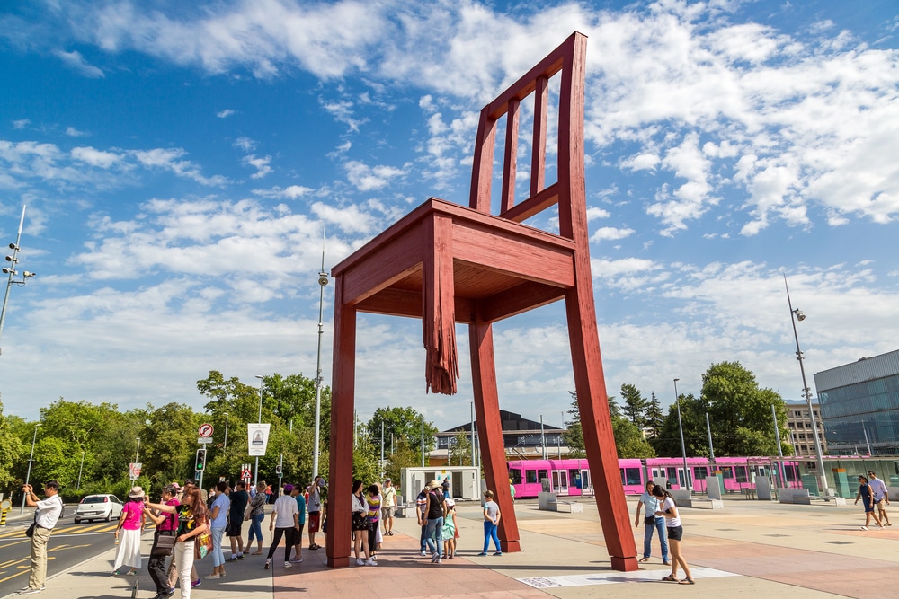 Broken Chair in Place des Nations a Ginevra, celebre statua della pace e simbolo della lotta contro le mine antiuomo