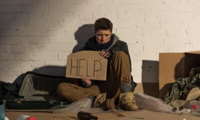 Senzatetto che fa l'elemosina