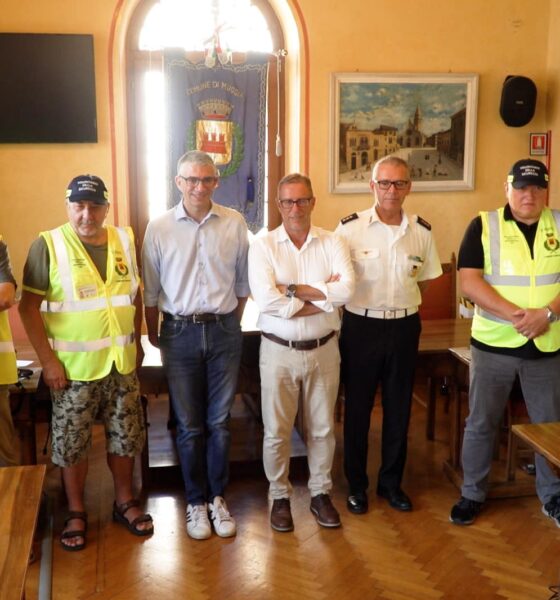 L'assessore Roberti con i primi sei volontari della sicurezza a Muggia