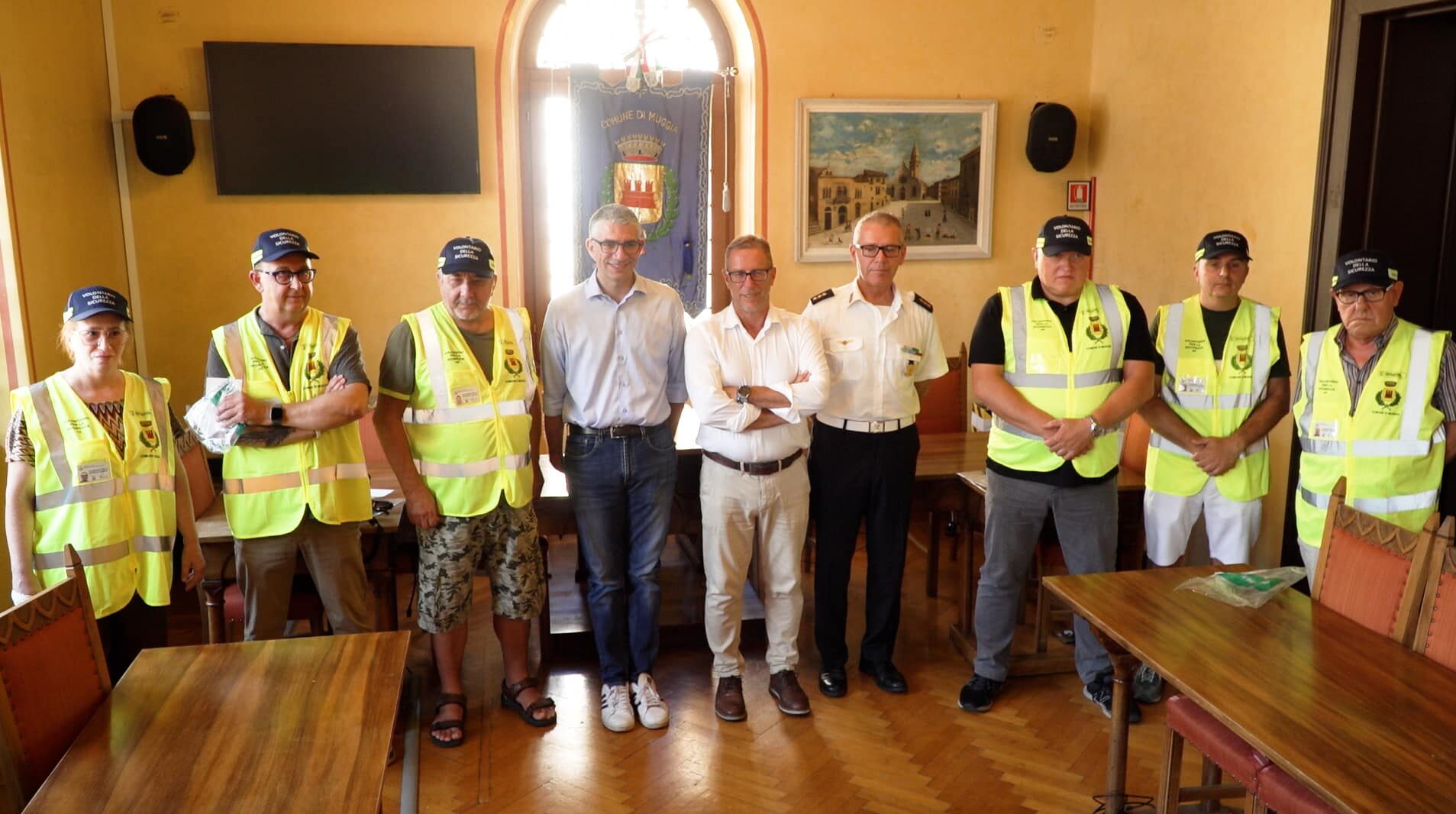L'assessore Roberti con i primi sei volontari della sicurezza a Muggia