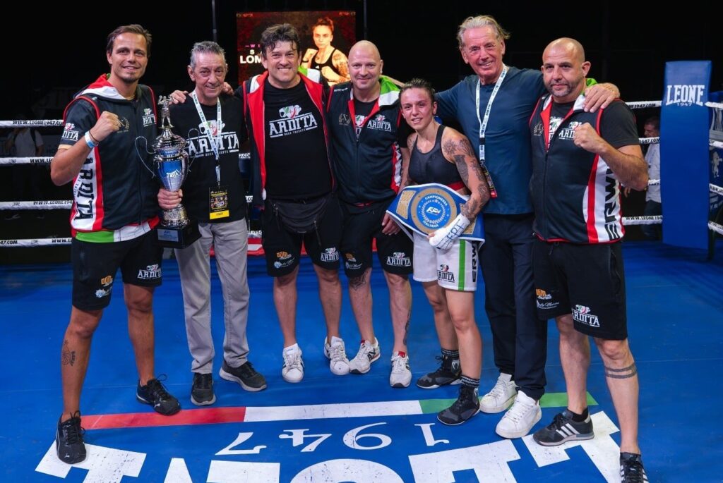 Foto di gruppo al termine del match valido per il titolo italiano professionistico femminile dei pesi supermosca tra la triestina Sara Lombardi e la lecchese Francesca Corso