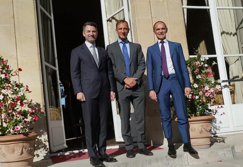 Da sinistra, Fabrice La Saché, il governatore Fedriga e il ministro plenipotenziario Ludovico Serra