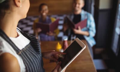 Cameriera che prende un'ordinazione