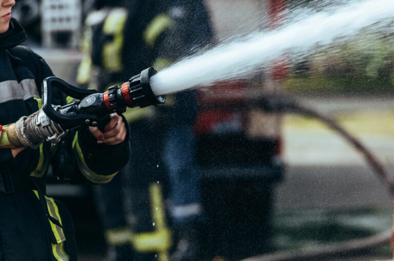 Oltre 50 incendi in quattro anni a Trieste: le foto di un residente portano alla denuncia di un 24enne