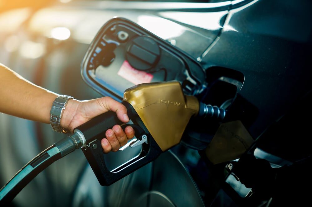 Rifornimento al distributore - Caro carburanti in FVG