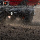 Trattore che sparge fertilizzante