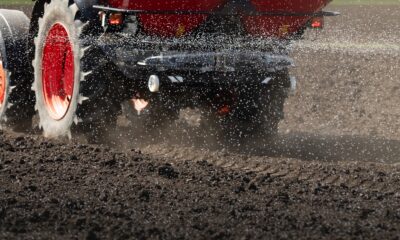 Trattore che sparge fertilizzante