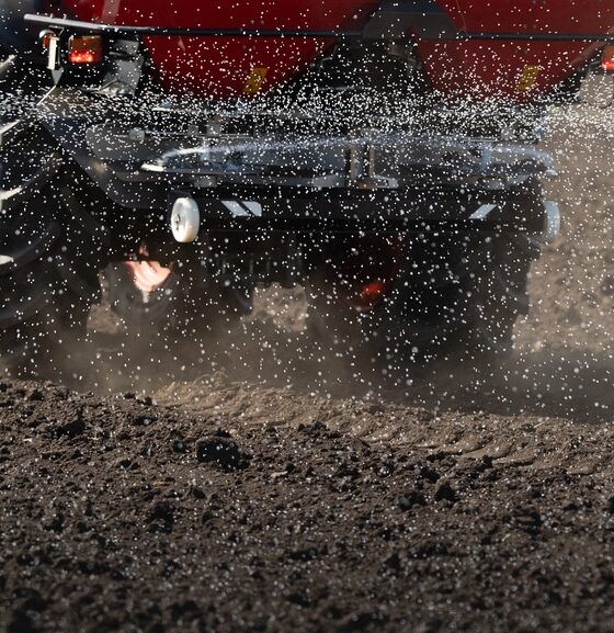 Trattore che sparge fertilizzante