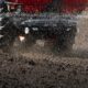 Trattore che sparge fertilizzante
