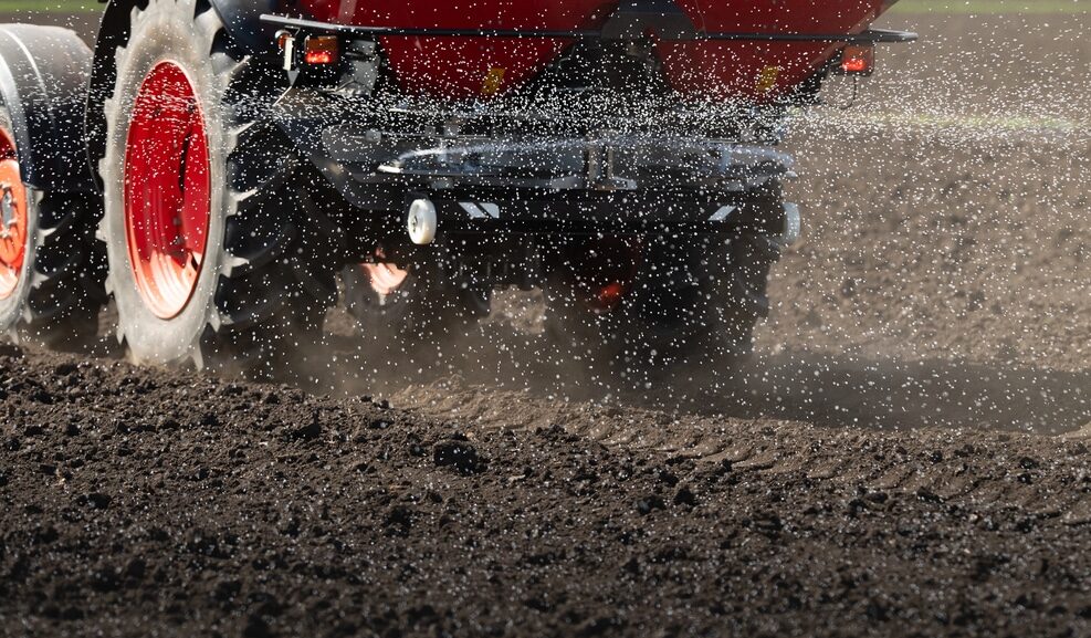 Trattore che sparge fertilizzante