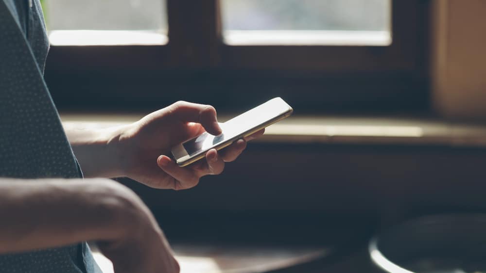 Persona al telefono