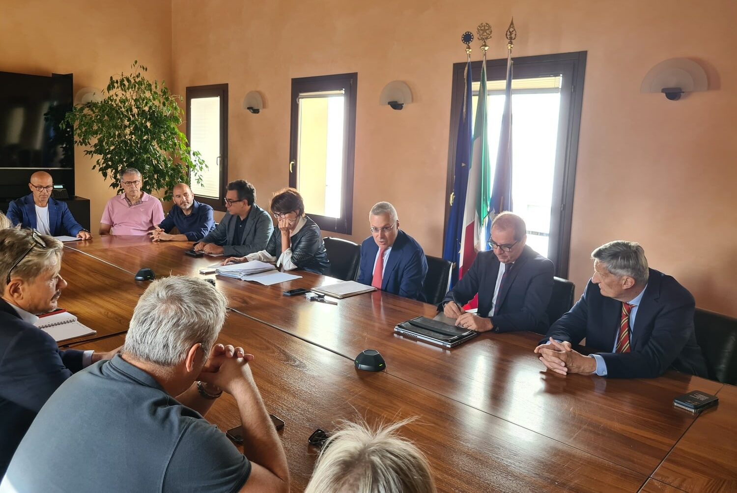 Gli assessori regionali Alessia Rosolen e Sergio Emidio Bini al tavolo con le parti sociali