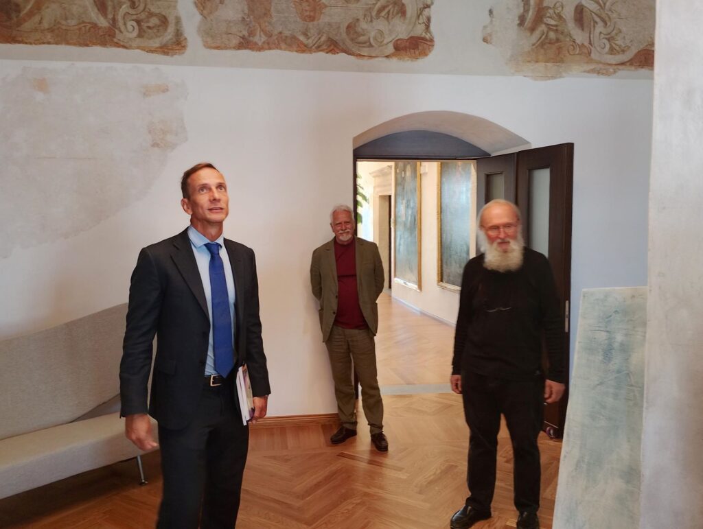 Il governatore Fedriga durante la visita all'interno del Castello