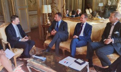 Il governatore Fedriga durante l'incontro in Ambasciata. Alla sinistra Fabrice La Saché e alla destra il ministro plenipotenziario Ludovico Serra