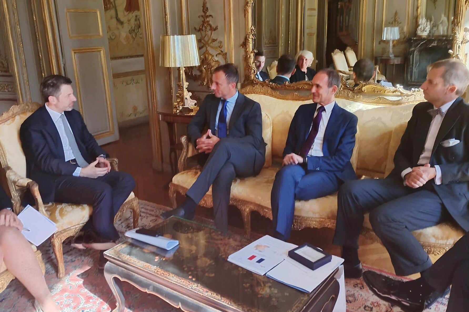 Il governatore Fedriga durante l'incontro in Ambasciata. Alla sinistra Fabrice La Saché e alla destra il ministro plenipotenziario Ludovico Serra