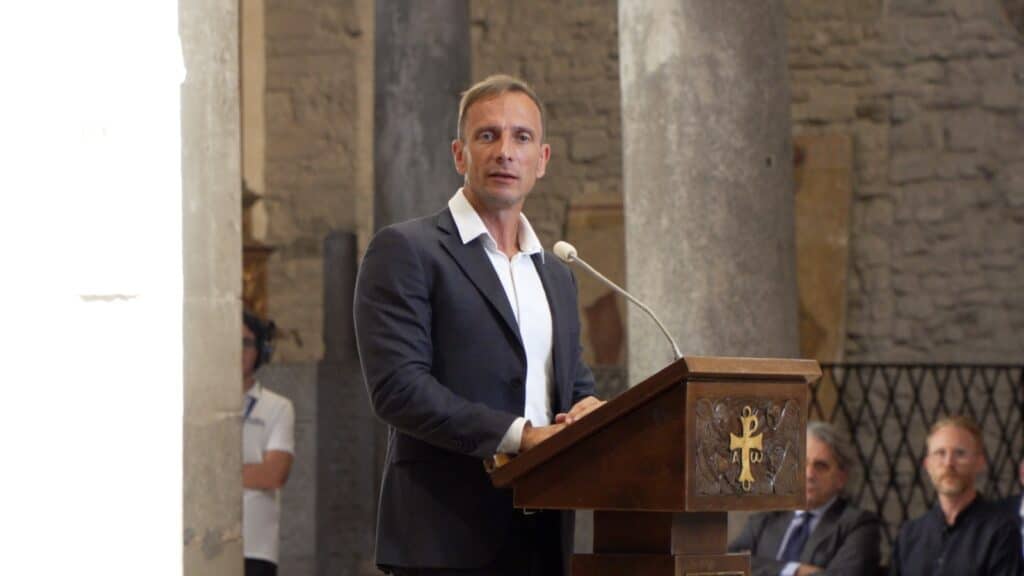 Il governatore Massimiliano Fedriga nella Basilica di Aquileia durante il suo intervento