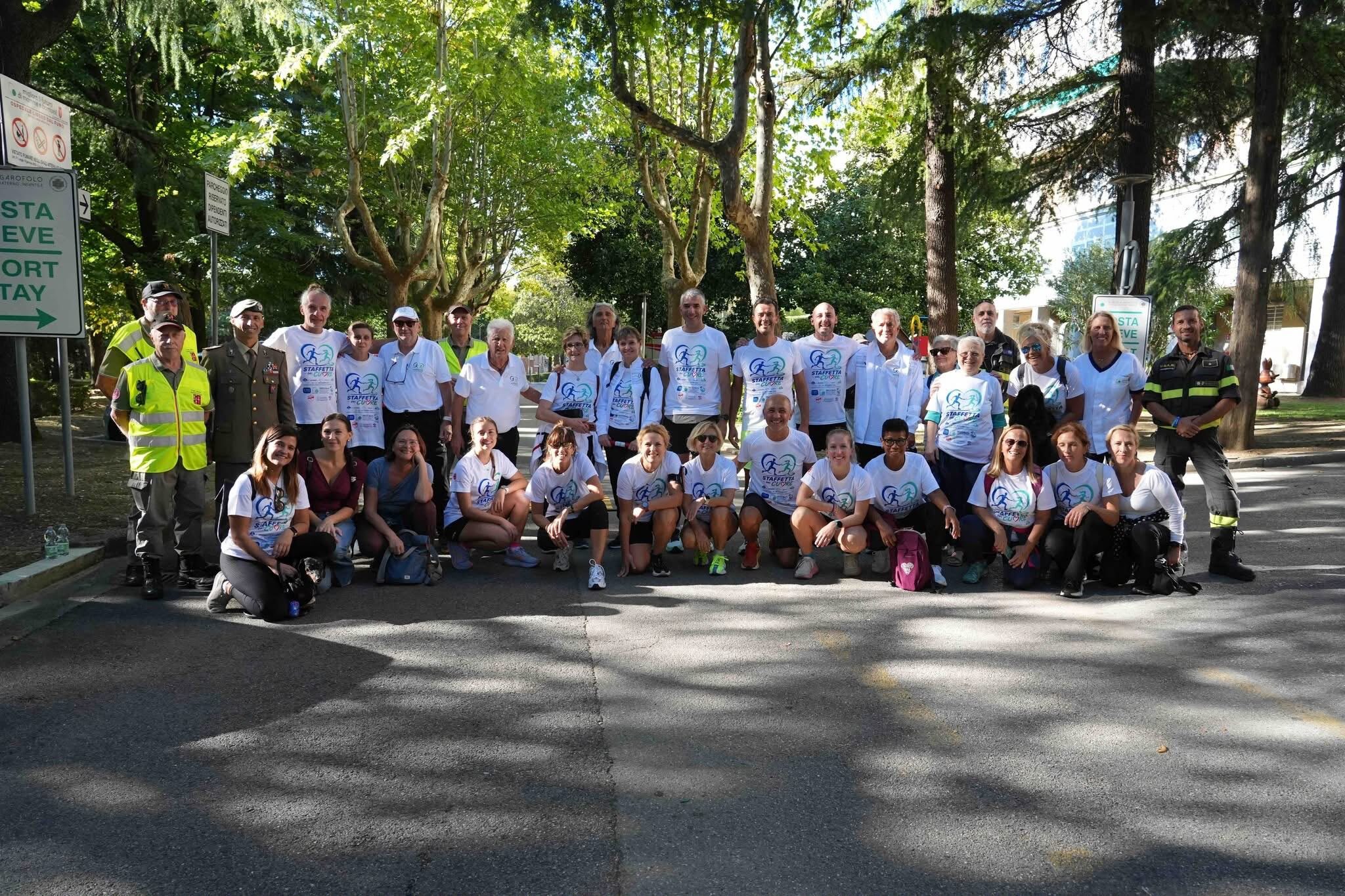 Il gruppo di corridori della Staffetta del cuore 2026