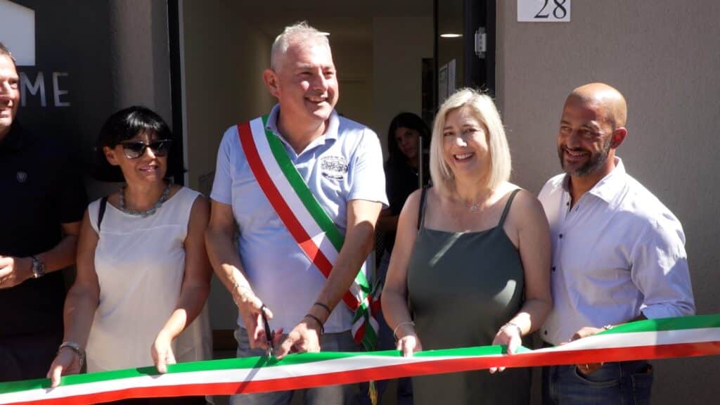 Il momento del taglio del nastro