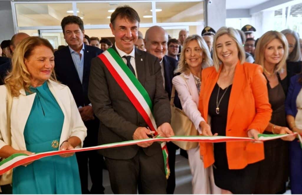 Il momento del taglio del nastro