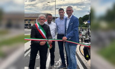 Il momento del taglio del nastro all'inaugurazione della pista ciclabile
