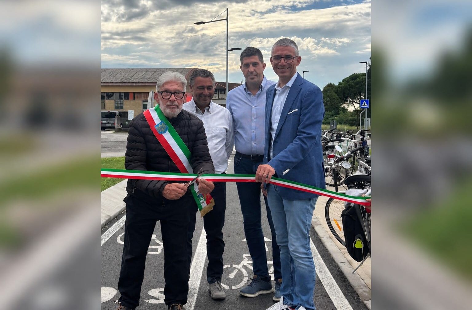 Il momento del taglio del nastro all'inaugurazione della pista ciclabile