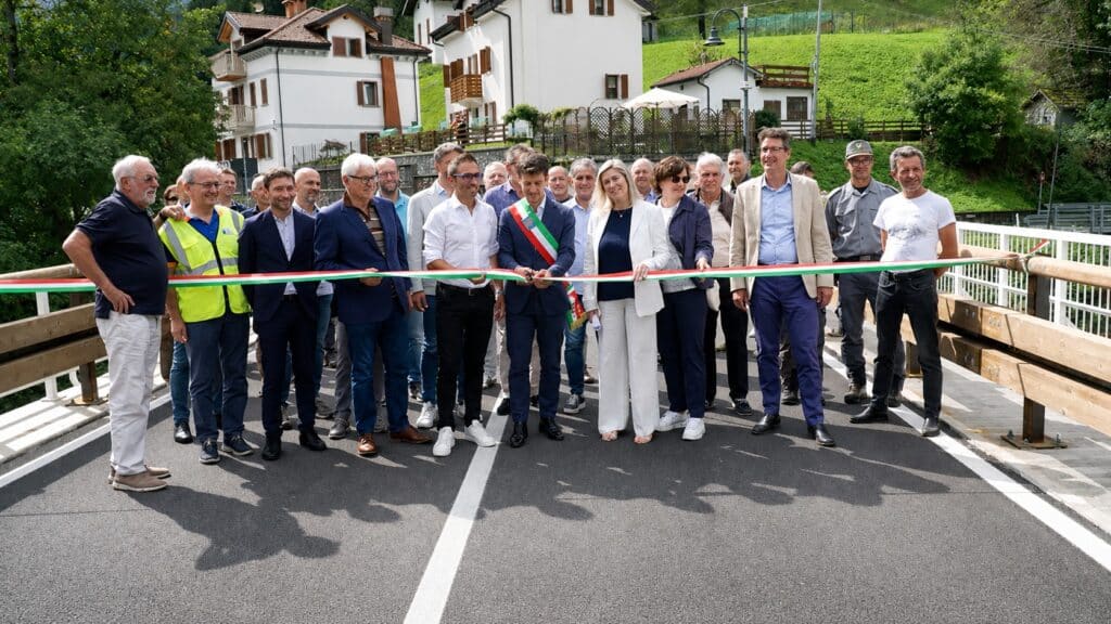 Il taglio del nastro all'inaugurazione del ponte di Paularo