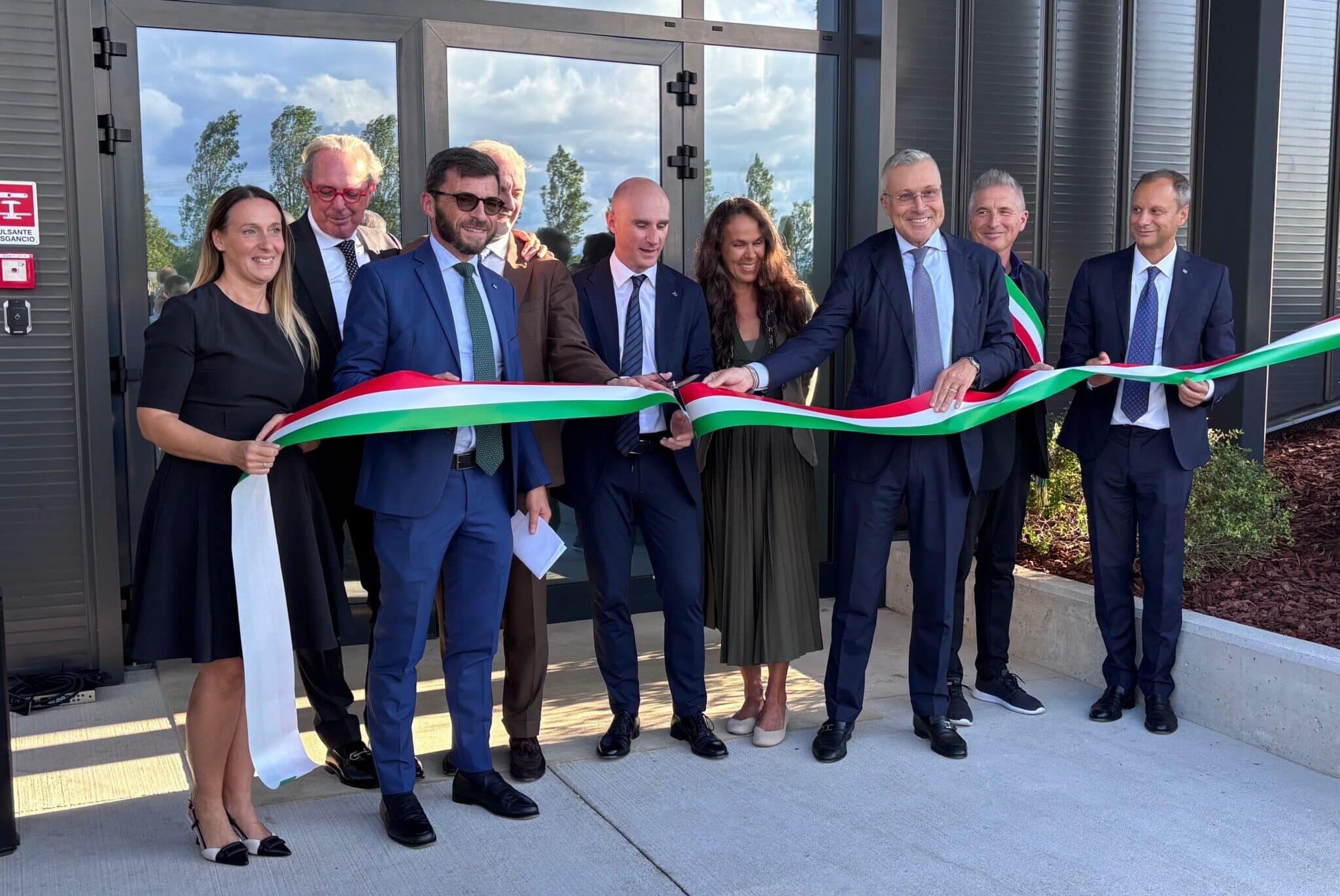 Il taglio del nastro dei nuovi laboratori di Biofarma alla presenza dell'assessore regionale Sergio Emidio Bini