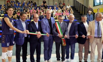 Il taglio del nastro della rinnovata palestra a Talmassons alla presenza del vicegovernatore Mario Anzil