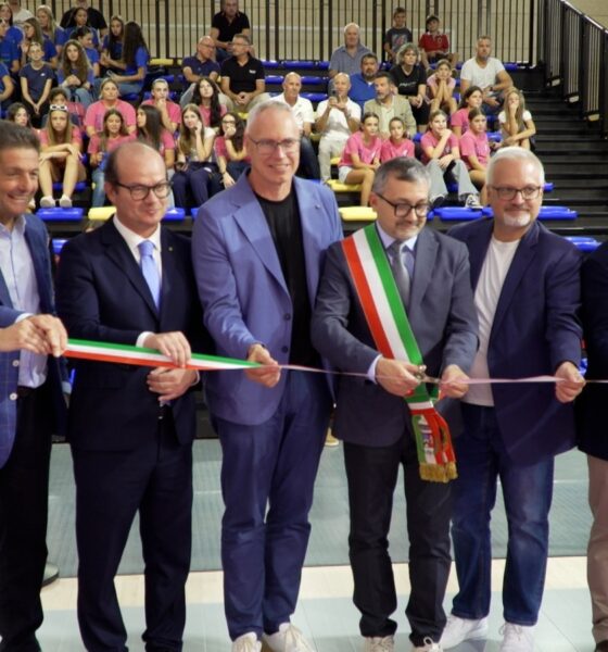 Il taglio del nastro della rinnovata palestra a Talmassons alla presenza del vicegovernatore Mario Anzil