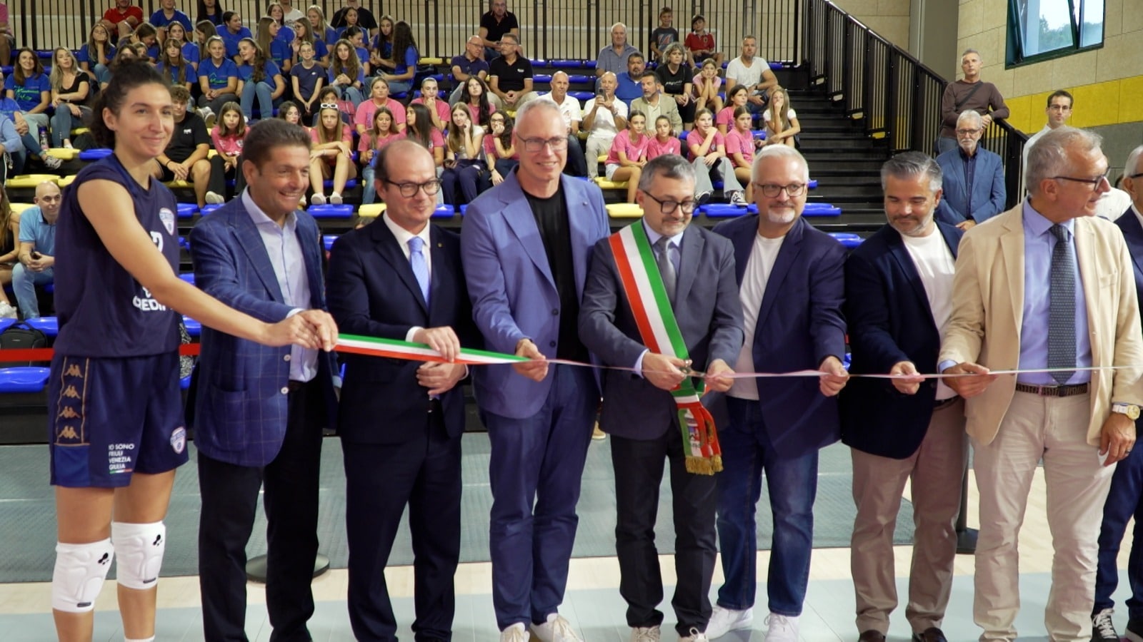 Il taglio del nastro della rinnovata palestra a Talmassons alla presenza del vicegovernatore Mario Anzil