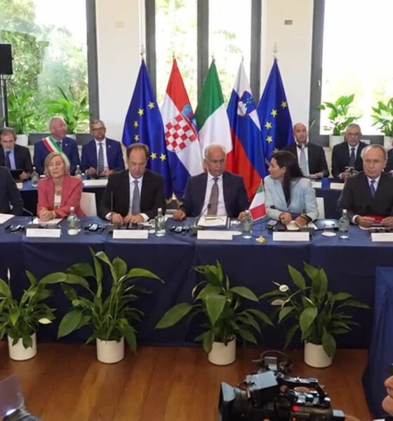 Il tavolo del vertice tra Italia, Croazia e Slovenia