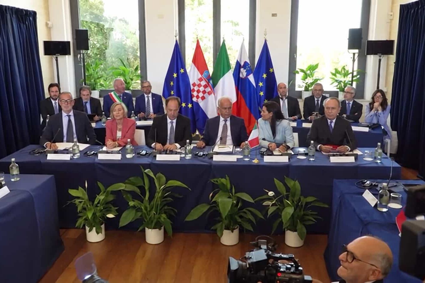 Il tavolo del vertice tra Italia, Croazia e Slovenia