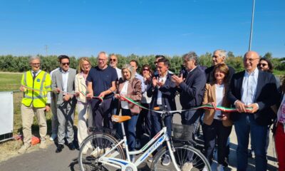 L'assessore Cristina Amirante taglia il nastro all'inaugurazione dell'opera legata alla ciclovia Tri-li-Ve a Bevazzana