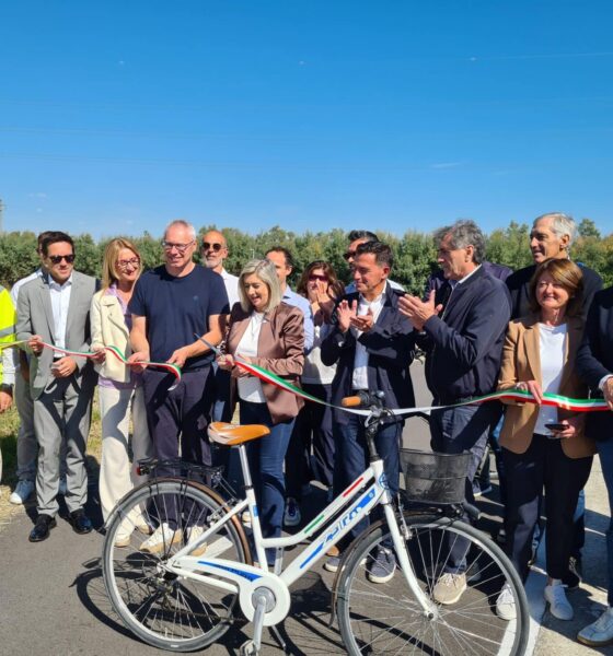 L'assessore Cristina Amirante taglia il nastro all'inaugurazione dell'opera legata alla ciclovia Tri-li-Ve a Bevazzana