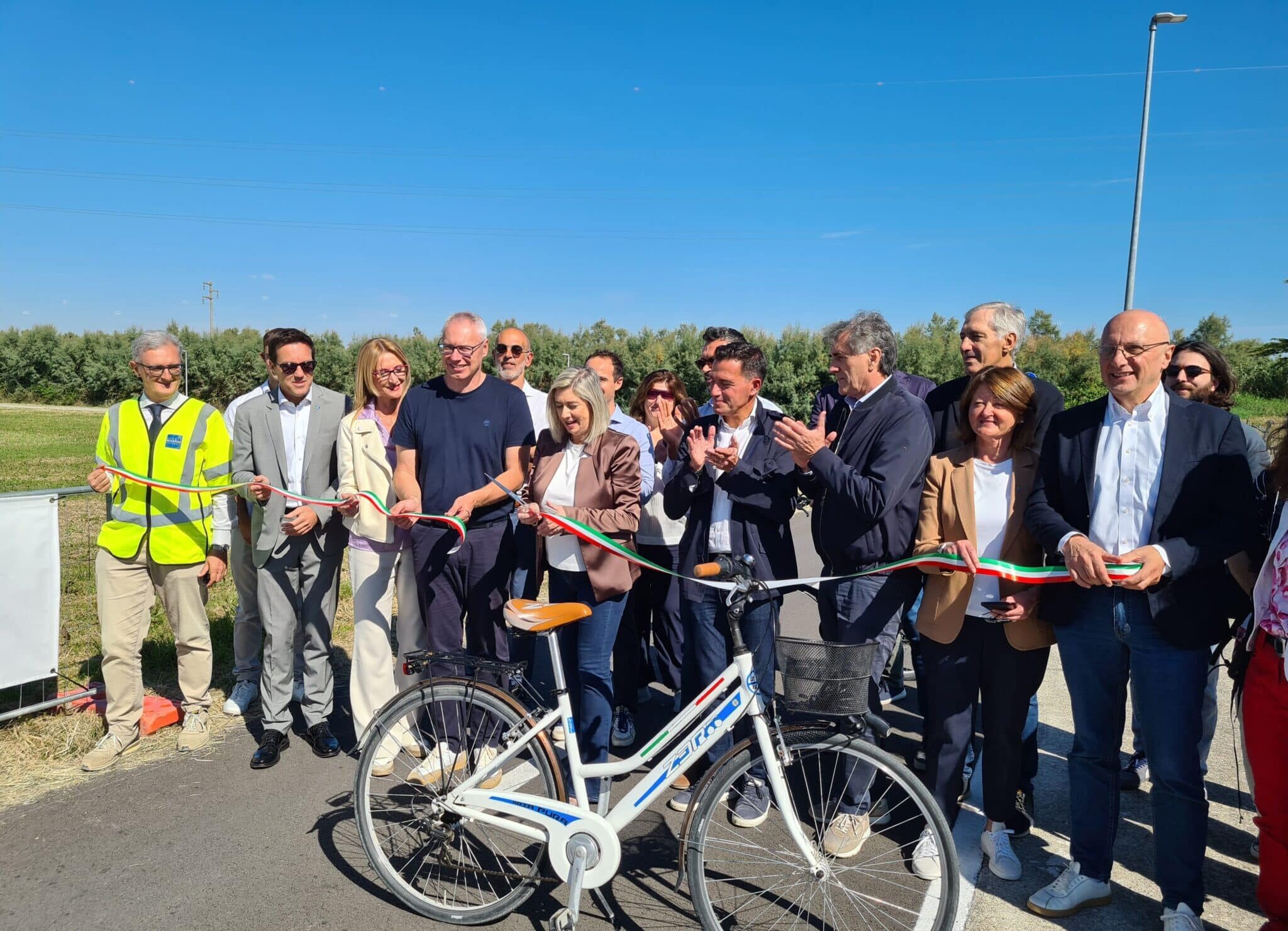 L'assessore Cristina Amirante taglia il nastro all'inaugurazione dell'opera legata alla ciclovia Tri-li-Ve a Bevazzana